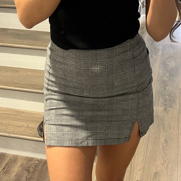 Brandy Melville plaid mini skirt with slits - Picture 2 of 7